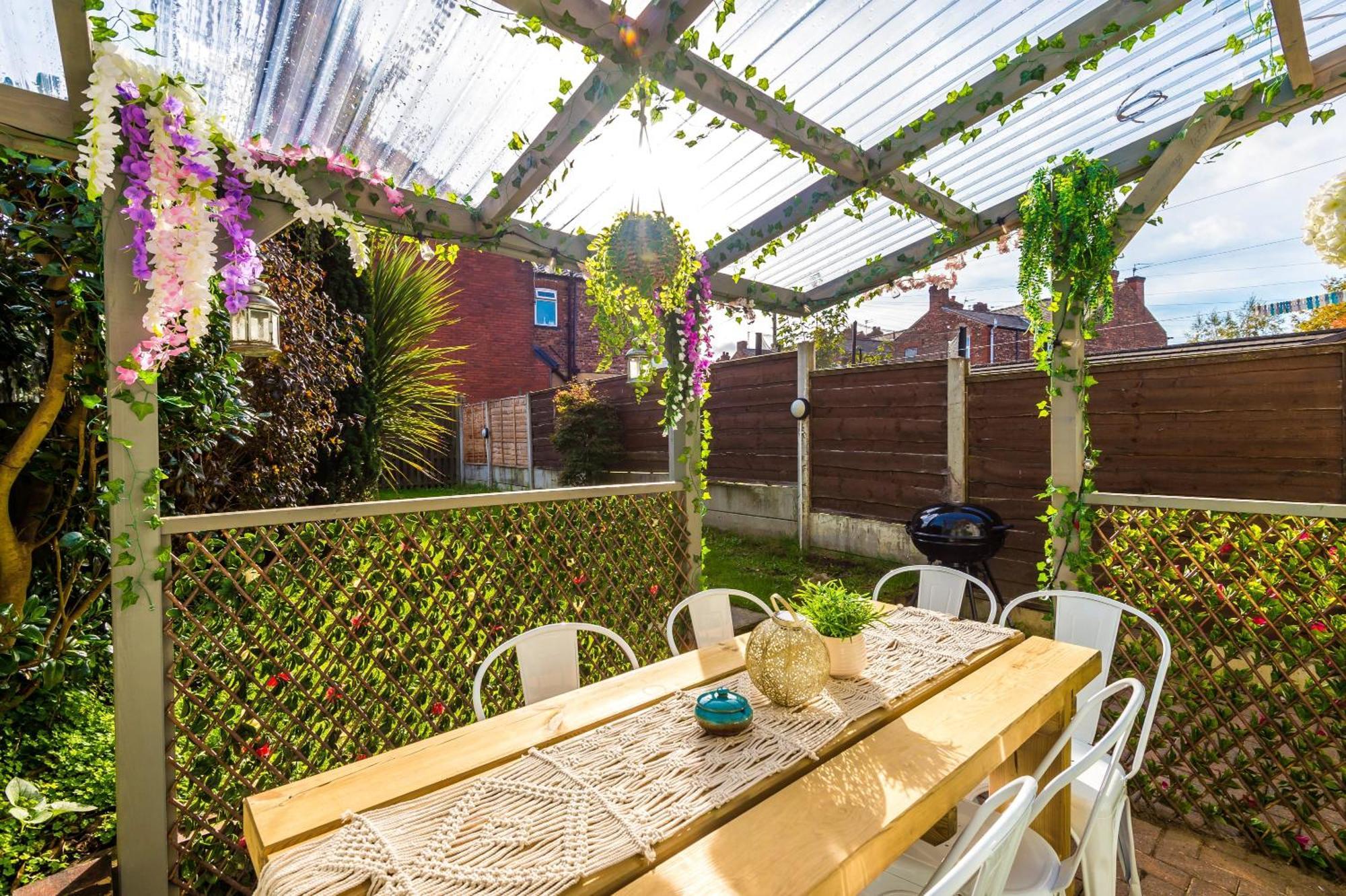 R&R At A Character Victorian Home Manchester Bagian luar foto