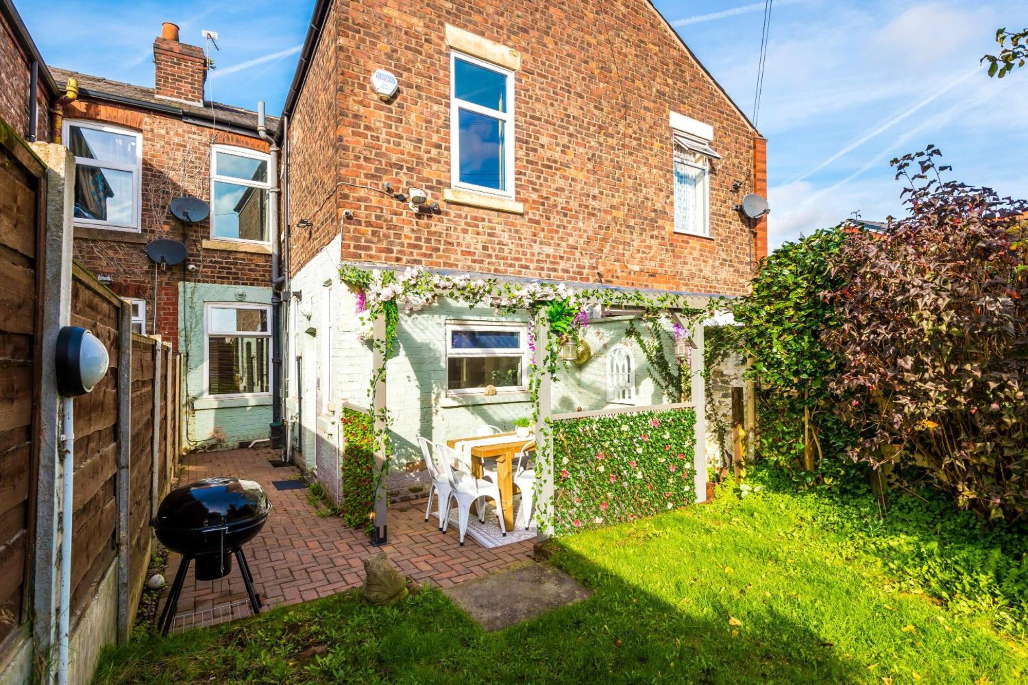 R&R At A Character Victorian Home Manchester Bagian luar foto