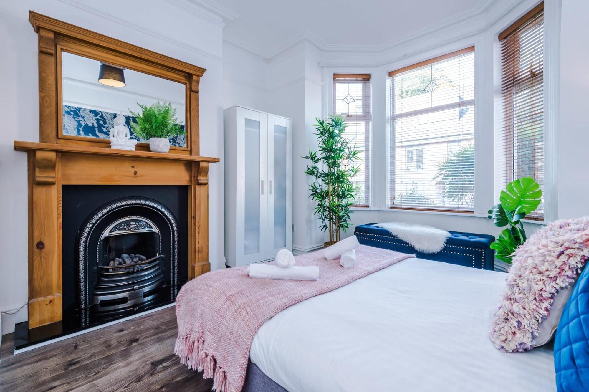 R&R At A Character Victorian Home Manchester Bagian luar foto